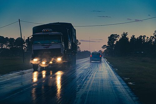 Пътят има стопанин: Кой отговаря, когато мантинелата не спира камиона?