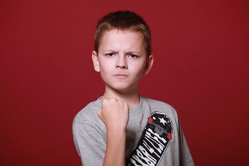 Всеки втори българин допуска шамара като метод за възпитание, а 57% посочват агресията като път към социален статус
